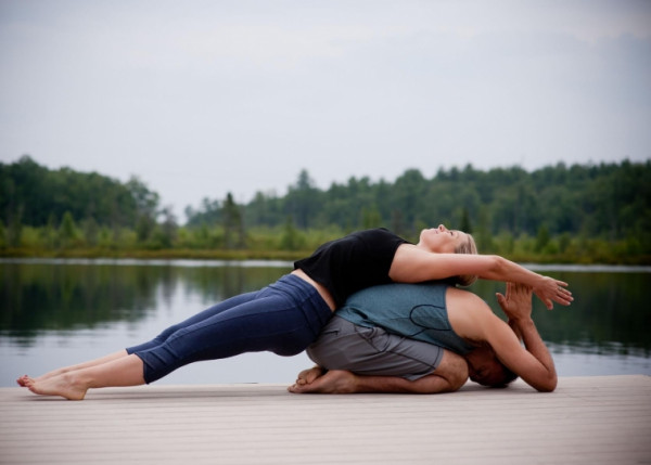 Tư thế Yoga gập thân đôi